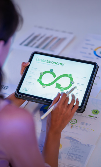 Döngüsel ekonomi uygulaması tablet ekranında (CEVA 2025 CSR Report görseli)