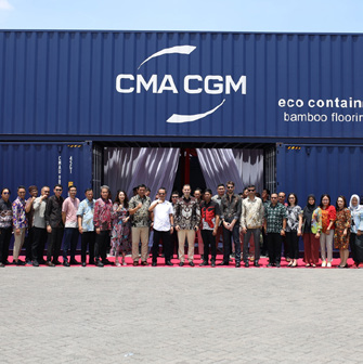 CEVA ekibi CMA CGM konteyneri önünde (CEVA 2024 CSR Report görseli)
